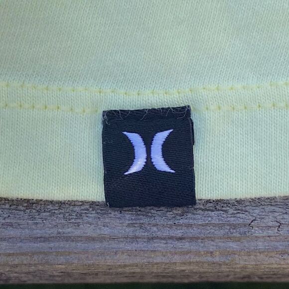 👚Hurley Yellow Short Sleeve Graphic Tee Sz M Excellent Condition! - Picture 5 of 5